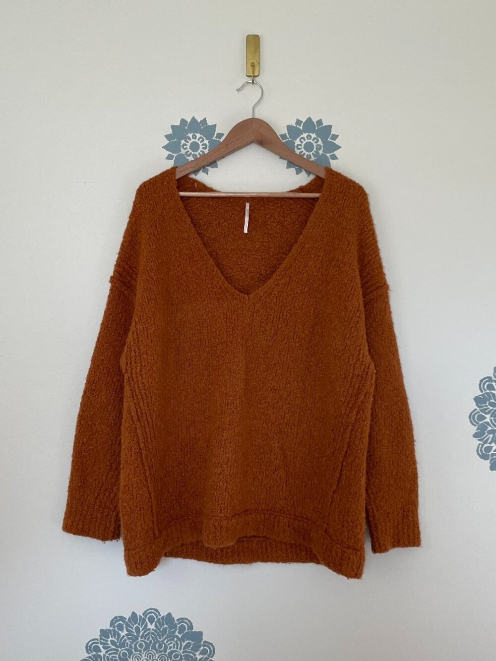 Free People Lofty V Neck Boucle Knit Pullover Sweater in Burnt Orange Size Small